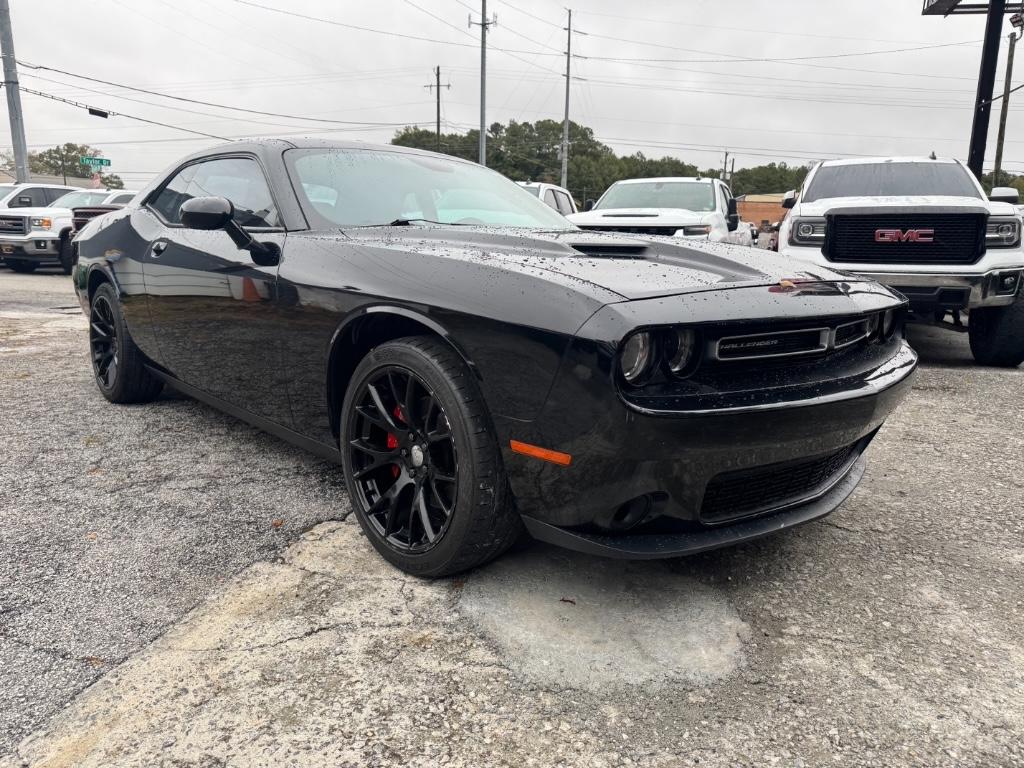 2016 Dodge Challenger SXT's photo